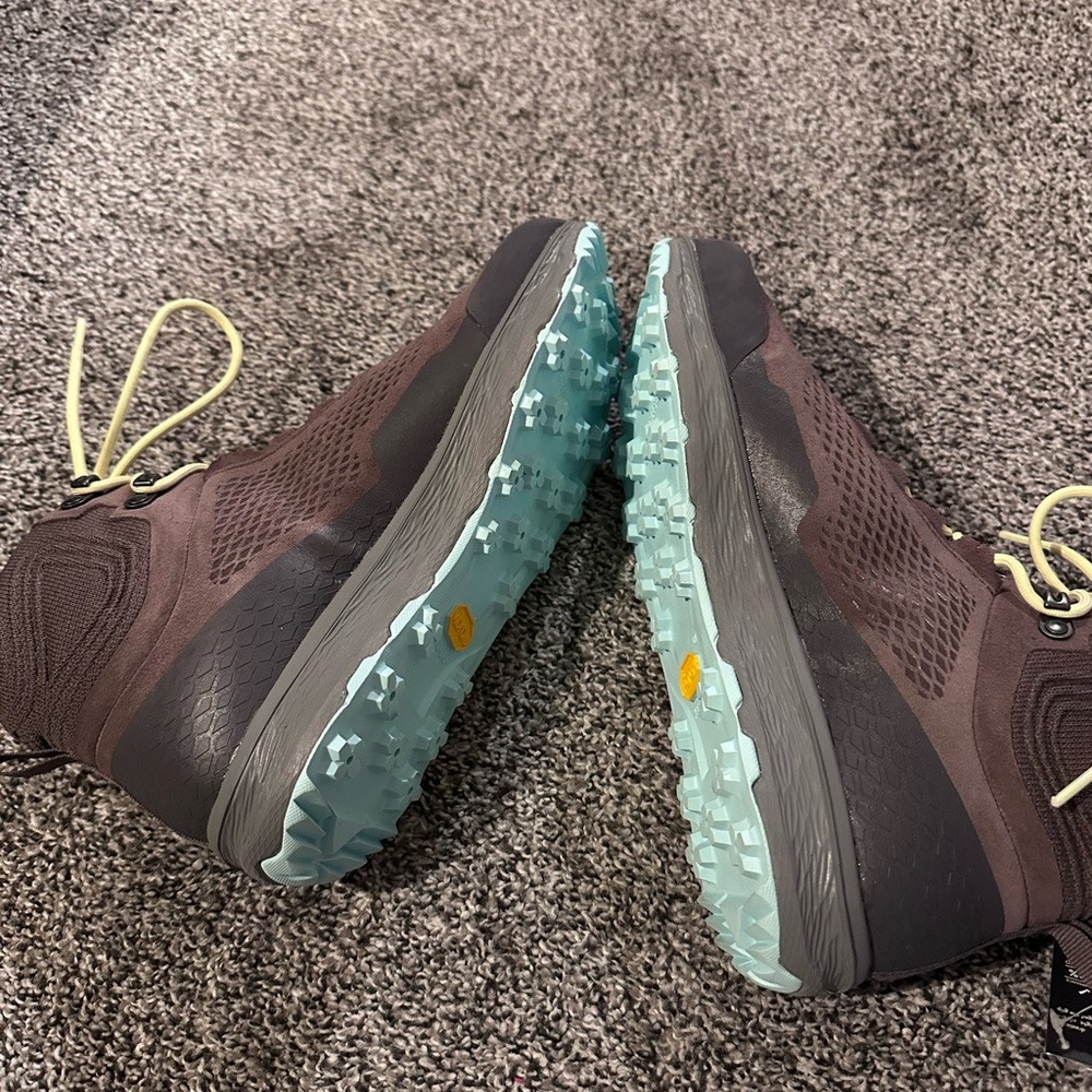 Vasque- BREEZE LT NTX LIGHTWEIGHT WATERPROOF HIKING BOOTS - Picture 9 of 12